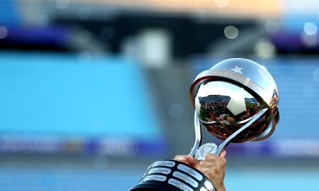 Taça da final da Copa Sul-Americana - (Foto: Ernesto Ryan/Getty Images)