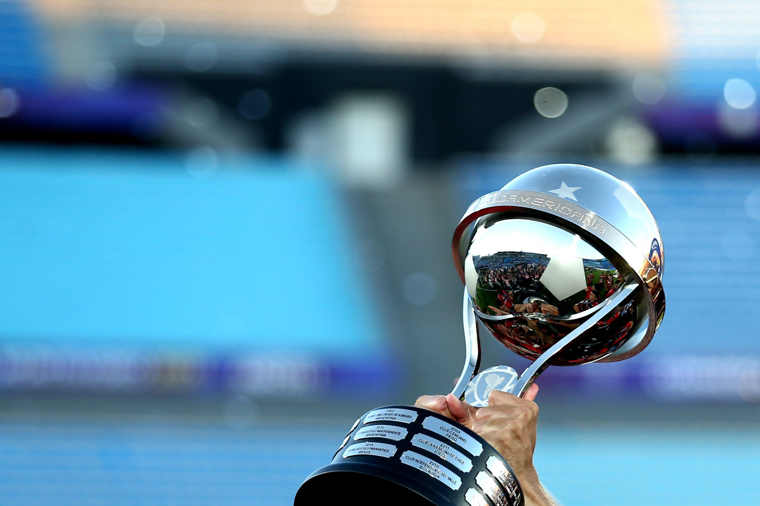 Taça da final da Copa Sul-Americana - (Foto: Ernesto Ryan/Getty Images)