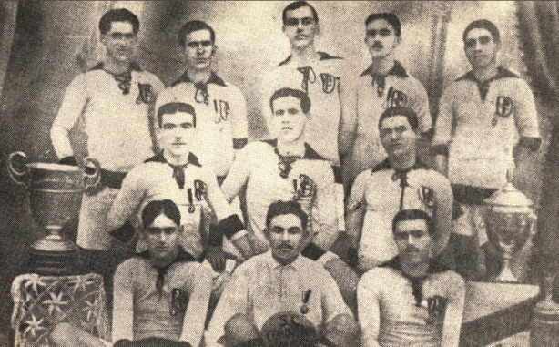 Primeiro time do Corinthians a levantar um troféu, em 1913. Clube foi fundado em 1910 (Foto: Divulgação Corinthians)