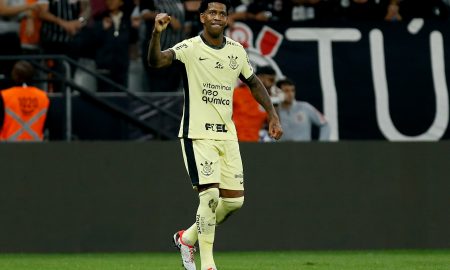 Gil comemora gol marcado contra o Botafogo (Photo by Ricardo Moreira/Getty Images)