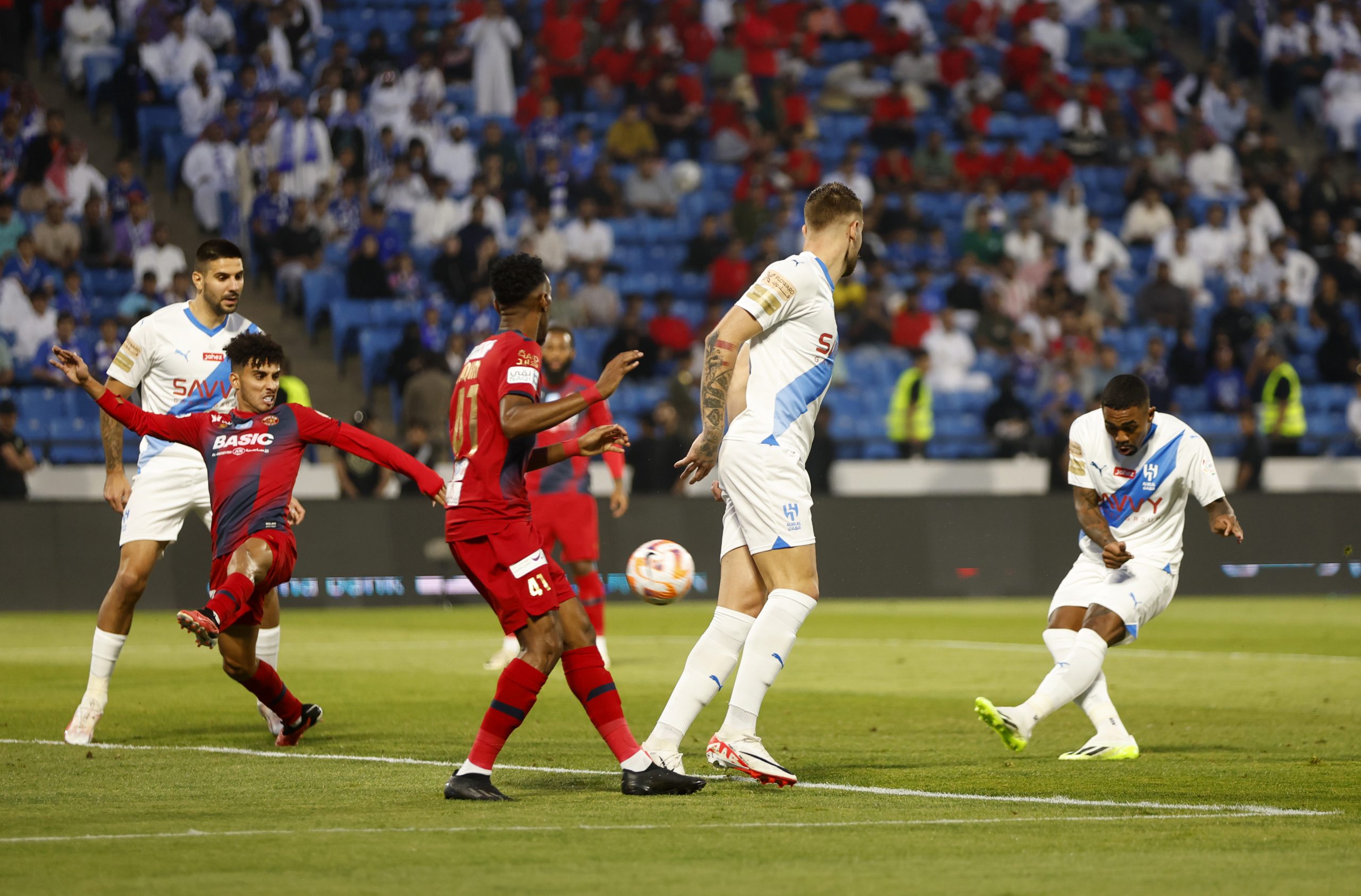 Malcom chuta para fazer o gol do Al-Hilal (Foto: Francois Nel/Getty Images)