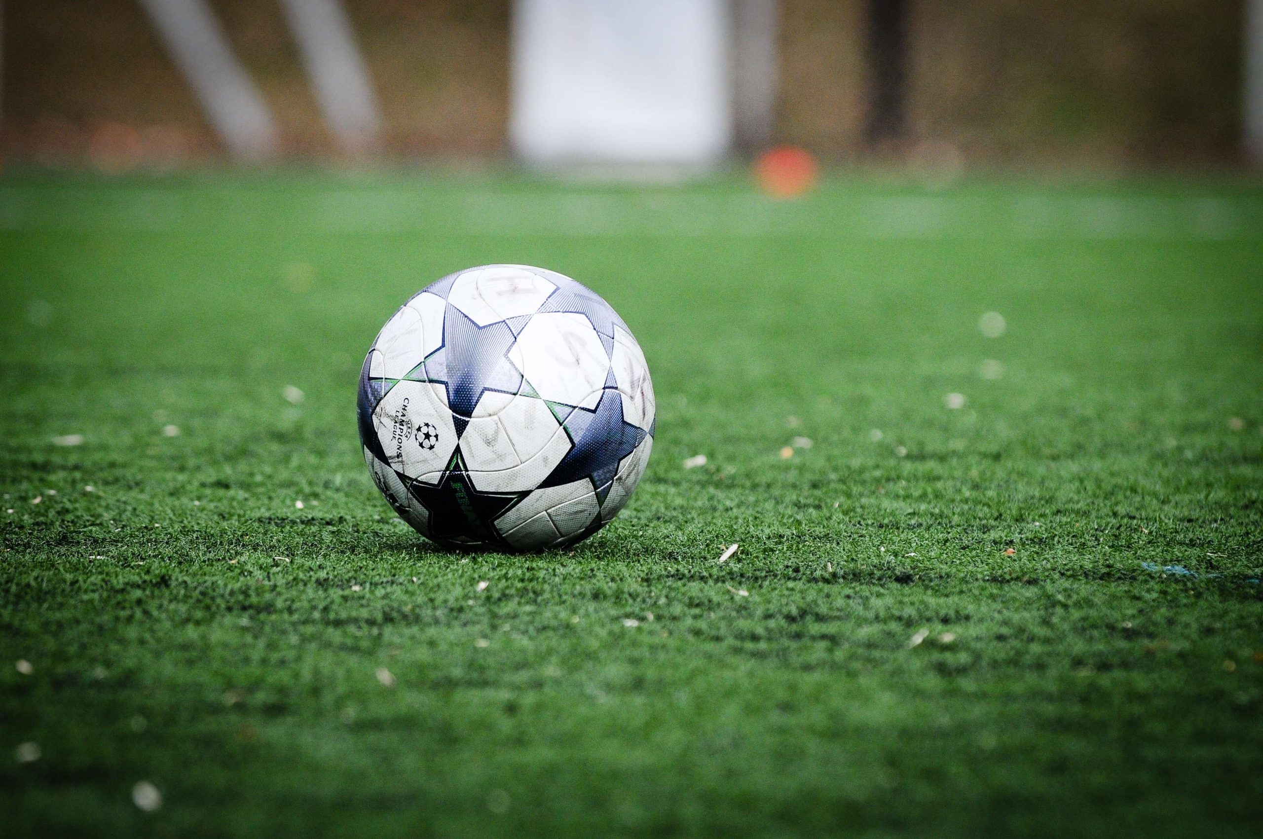 Uma bola no gramado