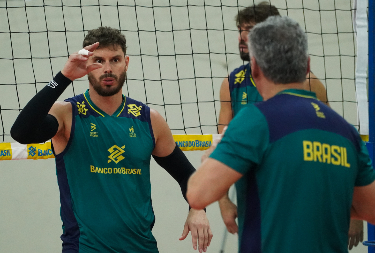 Bruninho conversando com Renan em um dos treinos da Seleção para o Pré-Olímpico