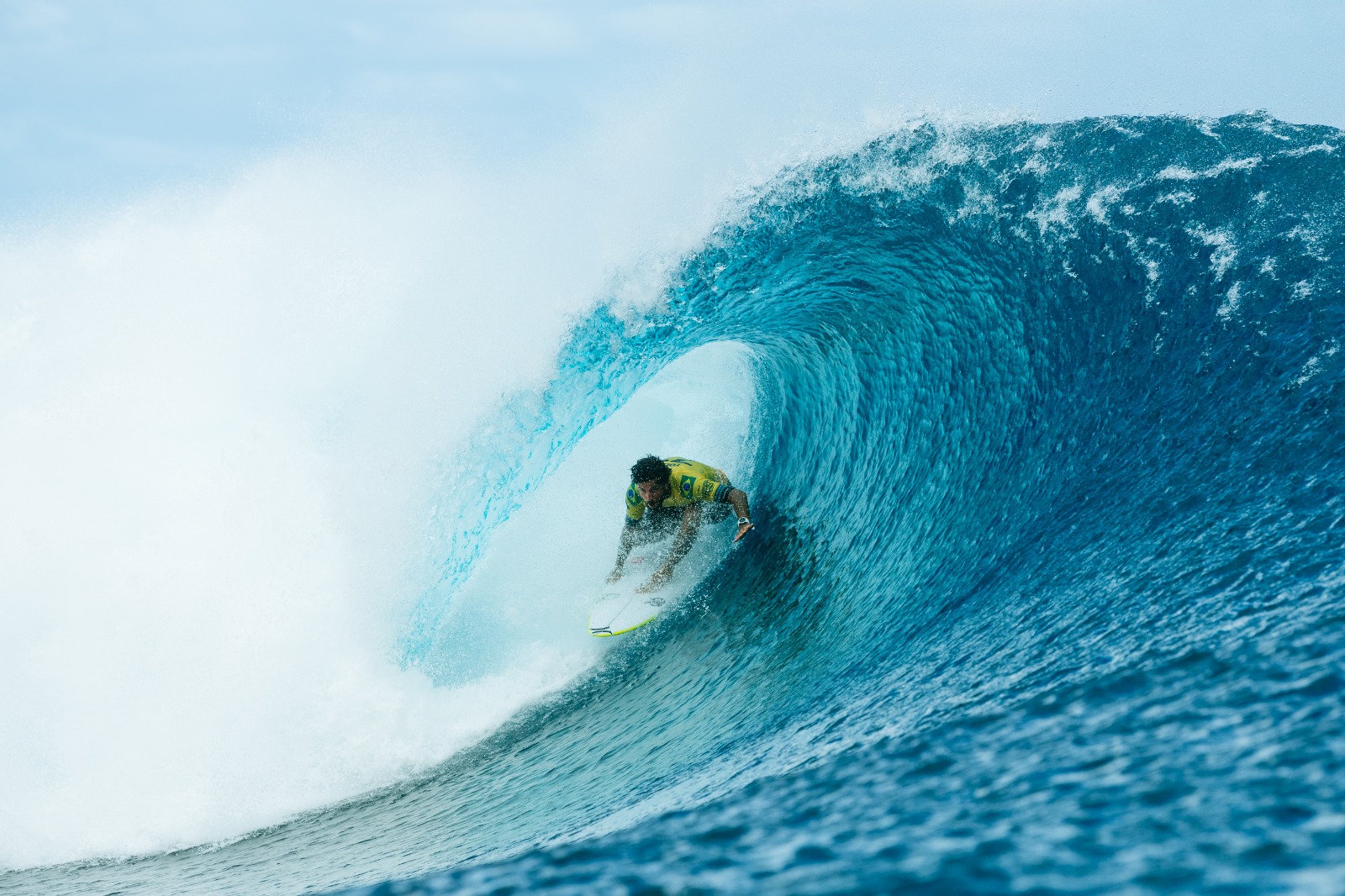 Filipe Toledo surfando durante a etapa de Teahupoo, 2023. Crédito: Beatriz Ryder/ World Surf League