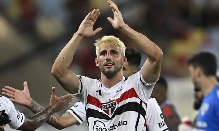 Calleri comemora vitória diante do Flamengo, mas frisa: 'Ainda não conquistamos nada' (Photo by MAURO PIMENTEL / AFP) (Photo by MAURO PIMENTEL/AFP via Getty Images)