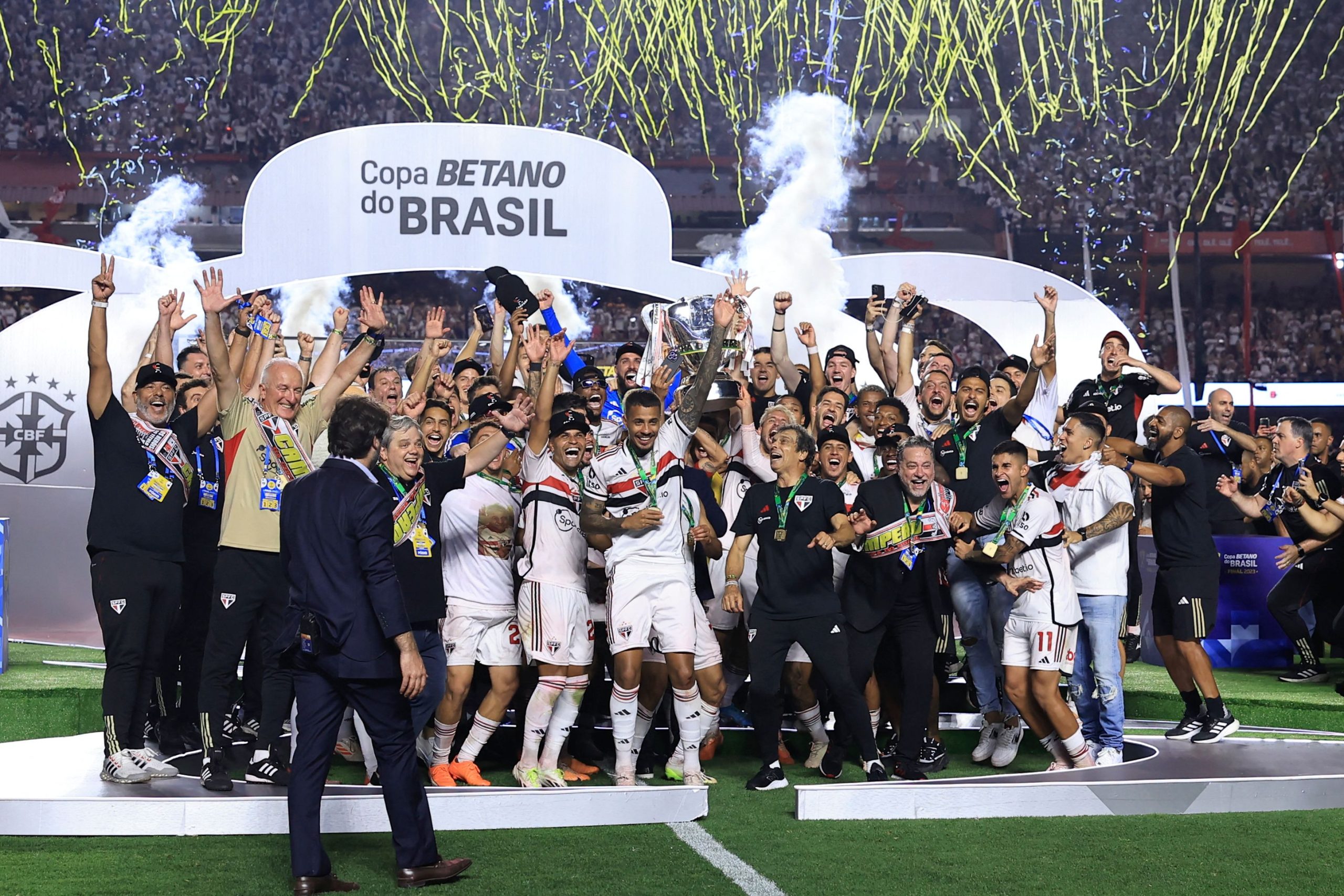 Corinthians vence o Red Bull Bragantino e ergue taça da Copa