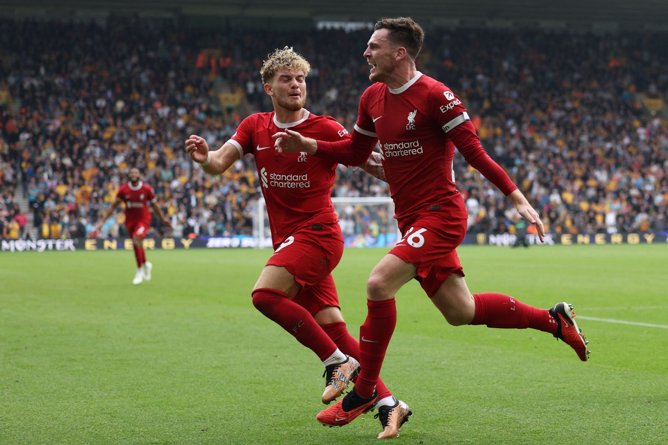 Robertson celebra gol do Liverpool (Foto: ADRIAN DENNIS/AFP via Getty Images)
