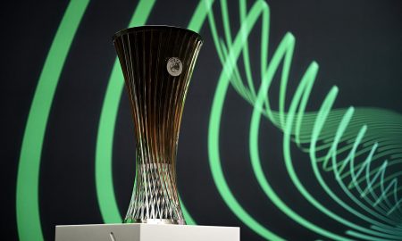 Troféu da Uefa Europa Conference League (Fabrice Coffrini/AFP via Getty Images)