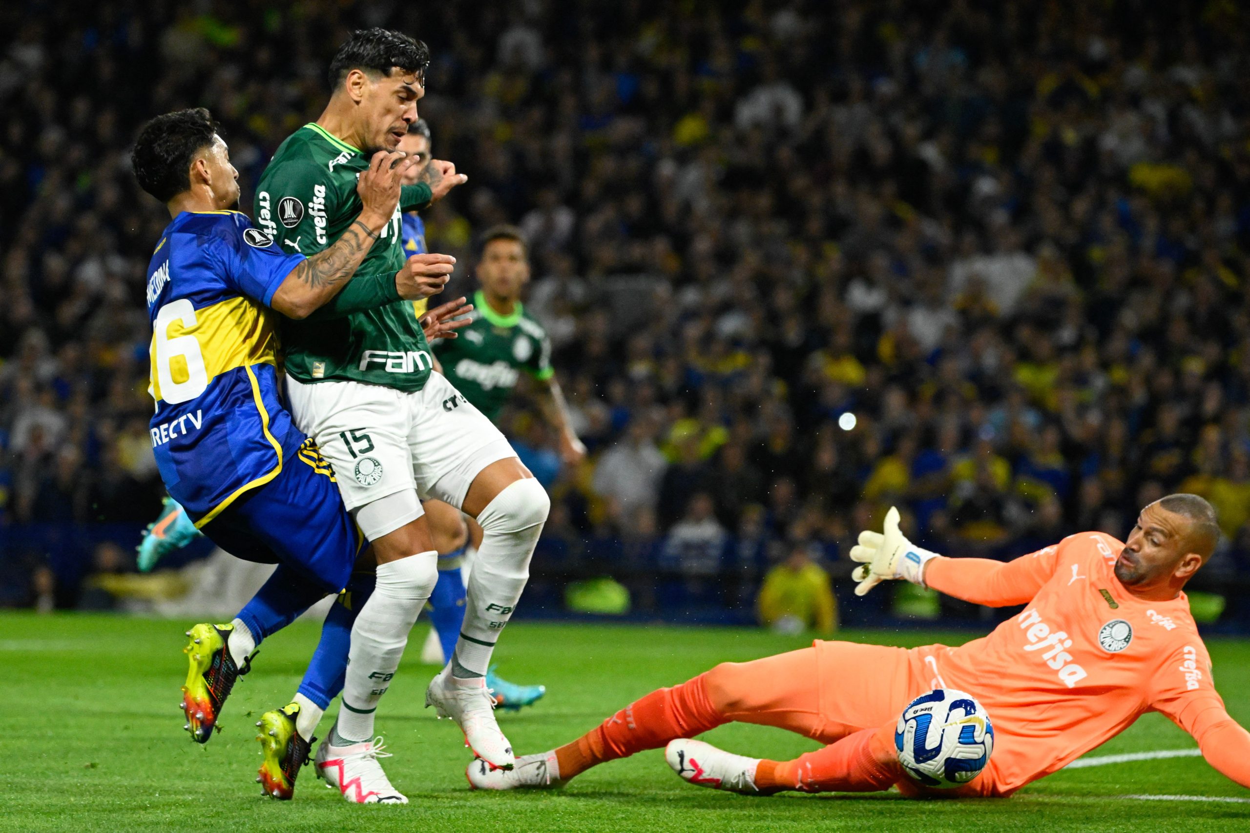 VÍDEO: As defesas de Weverton no empate sem gols em La Bombonera (Photo by Luis ROBAYO / AFP)