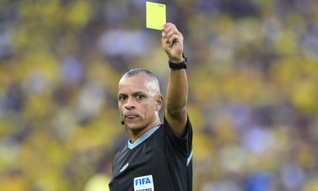 Wilton Pereira Sampaio, árbitro principal de Corinthians 4-4 Grêmio (Rodrigo Buendia/AFP via Getty Images)