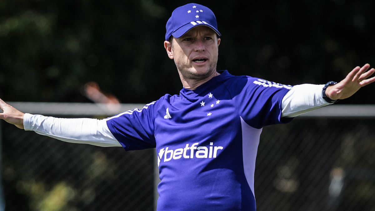 Fernando Seabra comanda o time profissional como interino (Foto: Gustavo Aleixo/Cruzeiro)