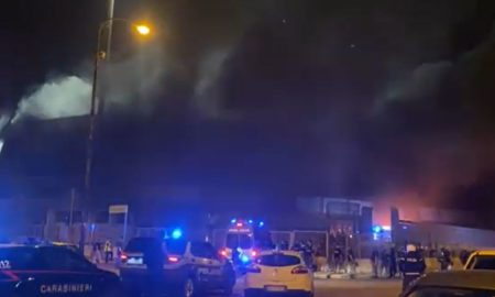 Clássico entre Taranto e Foggia acaba em incêndio no estádio pela Série C do Campeonato Italiano (Foto: Reprodução/Twitter)