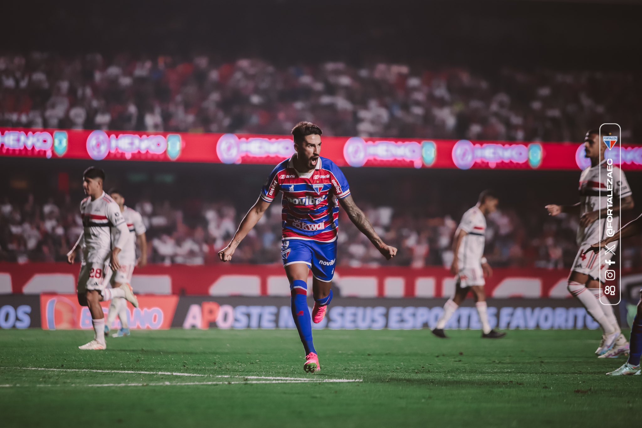 Lucero comemorando pênalti convertido na vitória do Fortaleza contra o São Paulo no Morumbi. Foto: Felipe Cruz/FEC