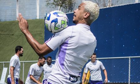 Matheus Pereira volta a treinar nos gramados e vive expectativa de retonar no próximo jogo do Cruzeiro (Foto: Gustavo Aleixo/Cruzeiro)