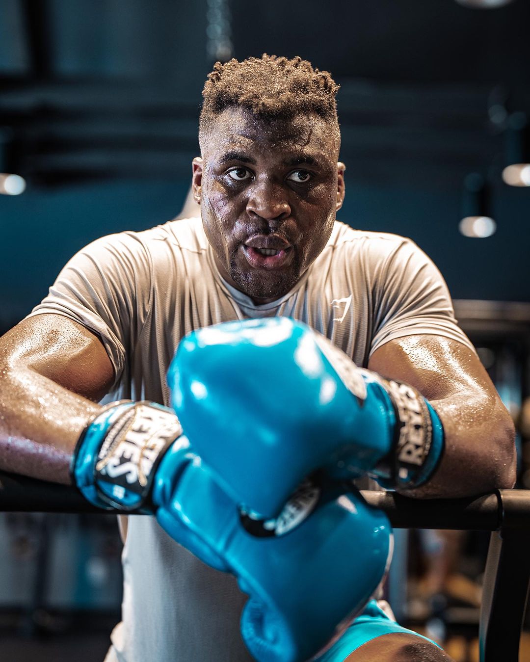 Francis Ngannou com luvas de boxe (Foto: Divulgação/Instagram Francis Ngannou)