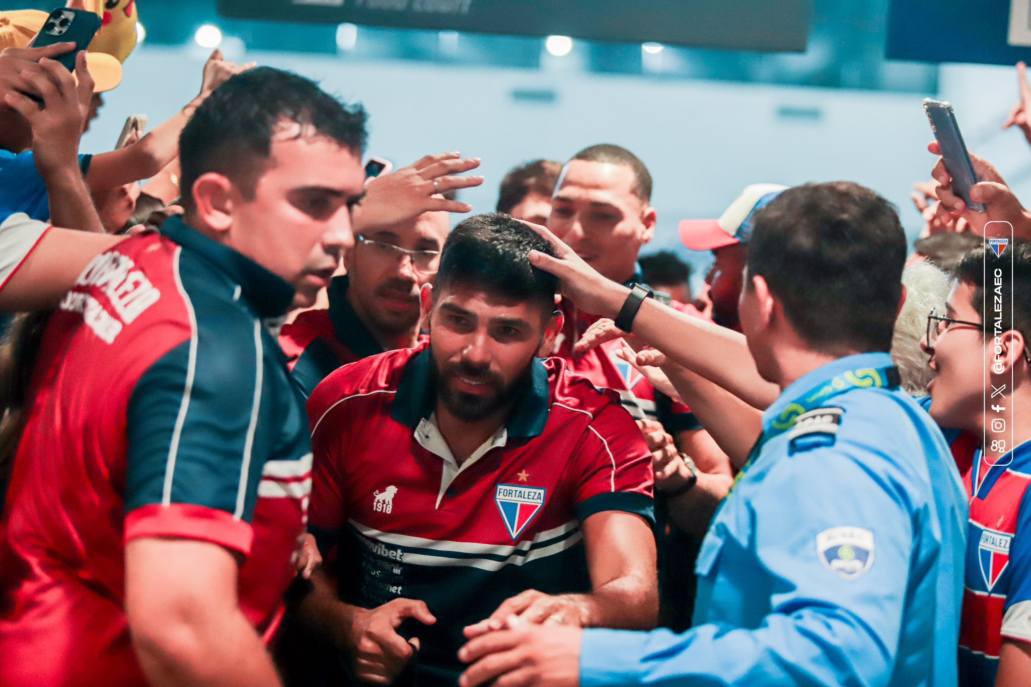 Romero passando em super recepção de torcedores no Aeroporto de Fortaleza. Foto: Vinícius Palheta/FEC