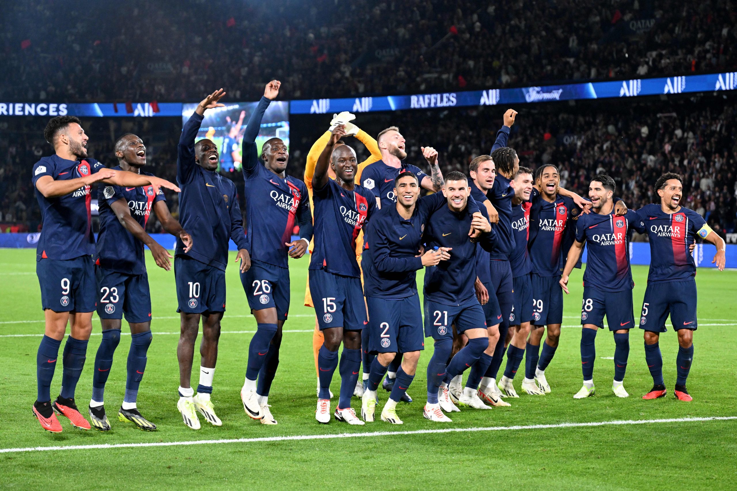Jogadores do PSG comemoram goleada sobre Olympique de Marseille (Bertrand Guay/AFP via Getty Images)