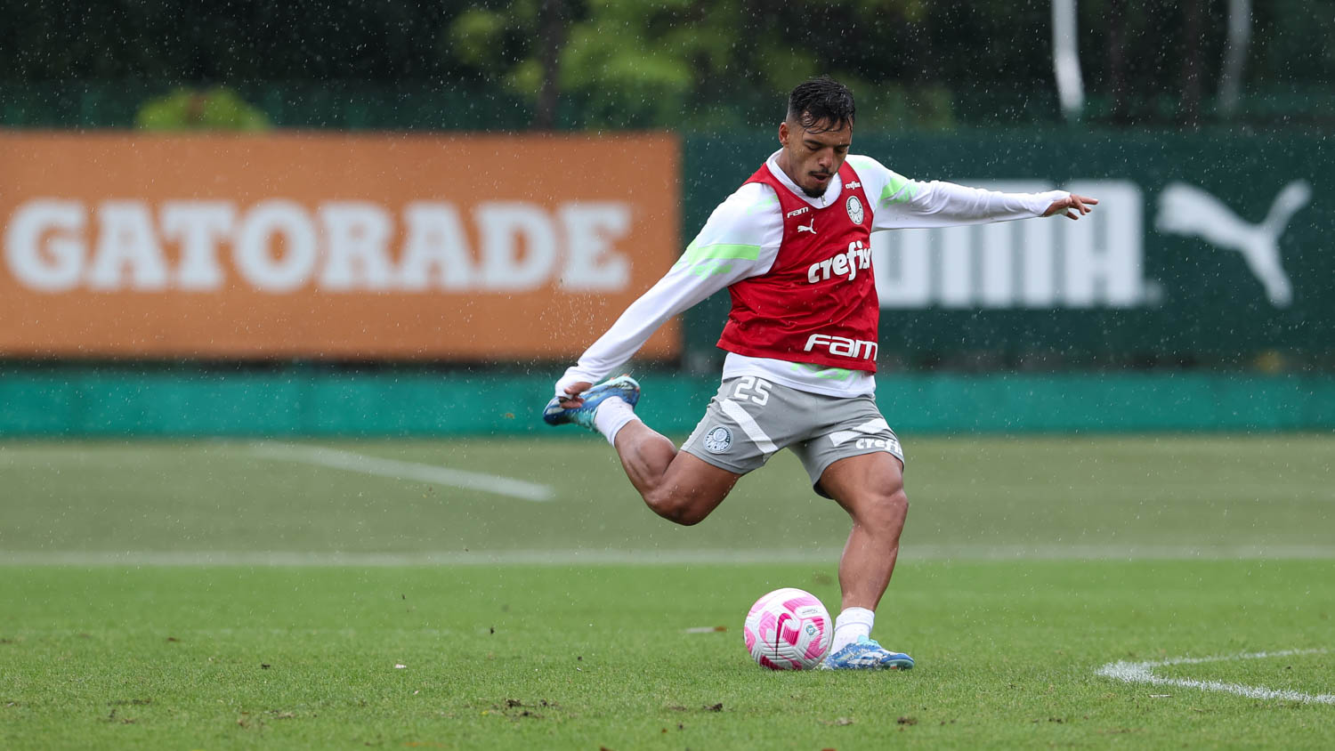 Gabriel Menino durante atividade desta terça-feira(17), na Academia de Futebol. (FOTOS: Cesar Greco/Palmeiras).