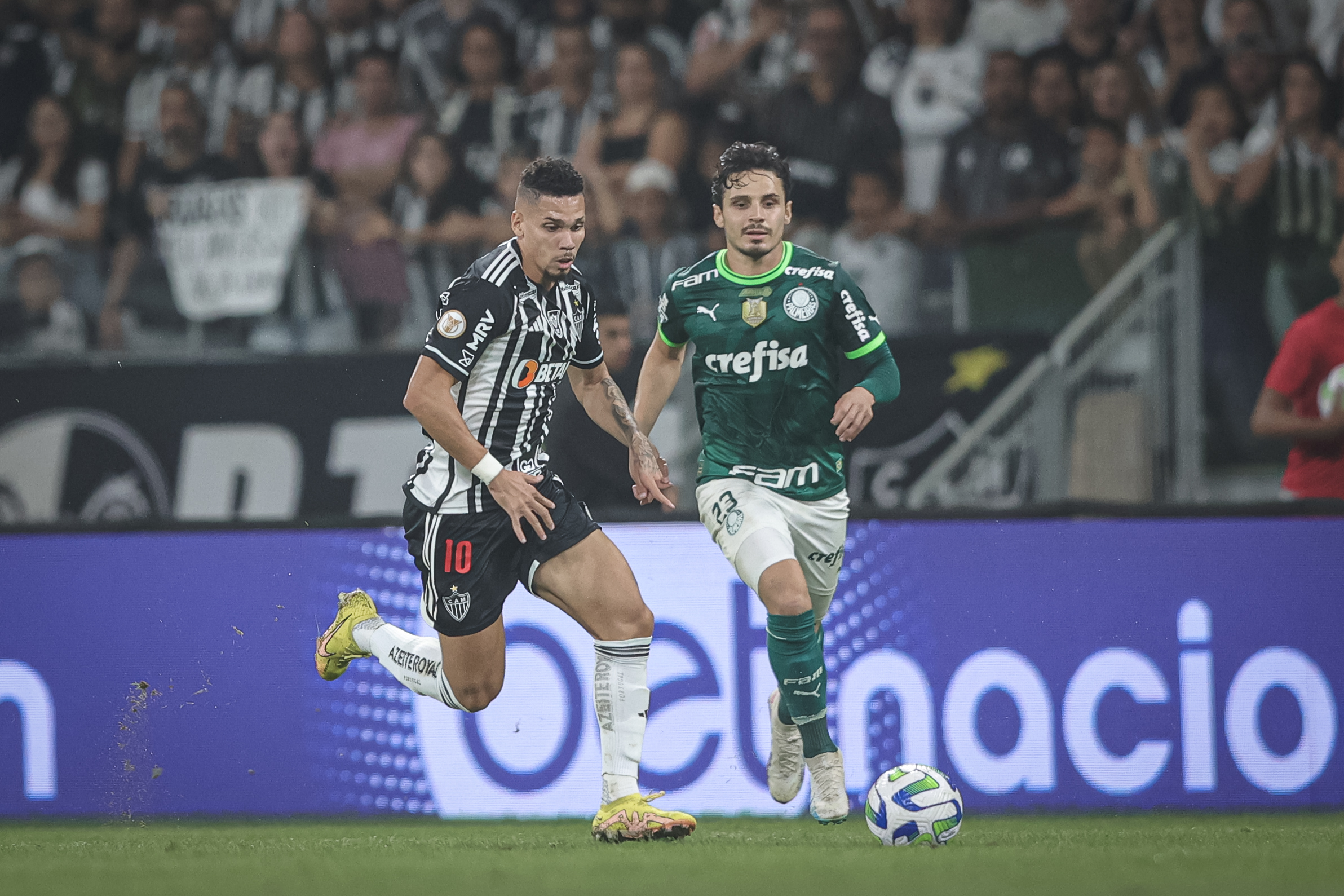 Paulinho e Raphael Veiga se enfrentando pelo jogo Atlético-MG x Palmeiras