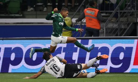 Rony em disputa de bola durante o confronto contra o Atlético-MG pela Libertadores (FOTO: Cesar Greco/Palmeiras).