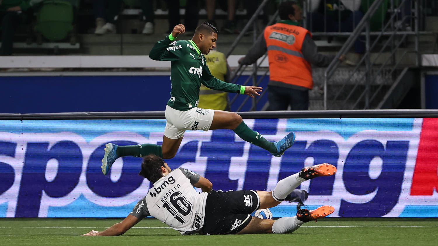 Rony em disputa de bola durante o confronto contra o Atlético-MG pela Libertadores (FOTO: Cesar Greco/Palmeiras).