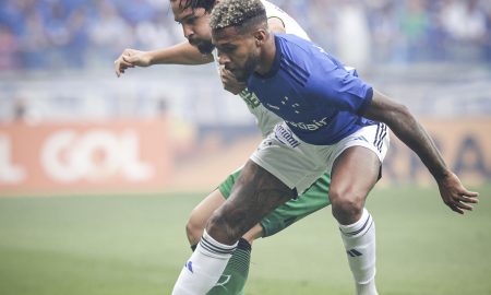 Benítez e Wesley em uma disputa de bola no Mineirão (Foto: Staff Images/Cruzeiro)