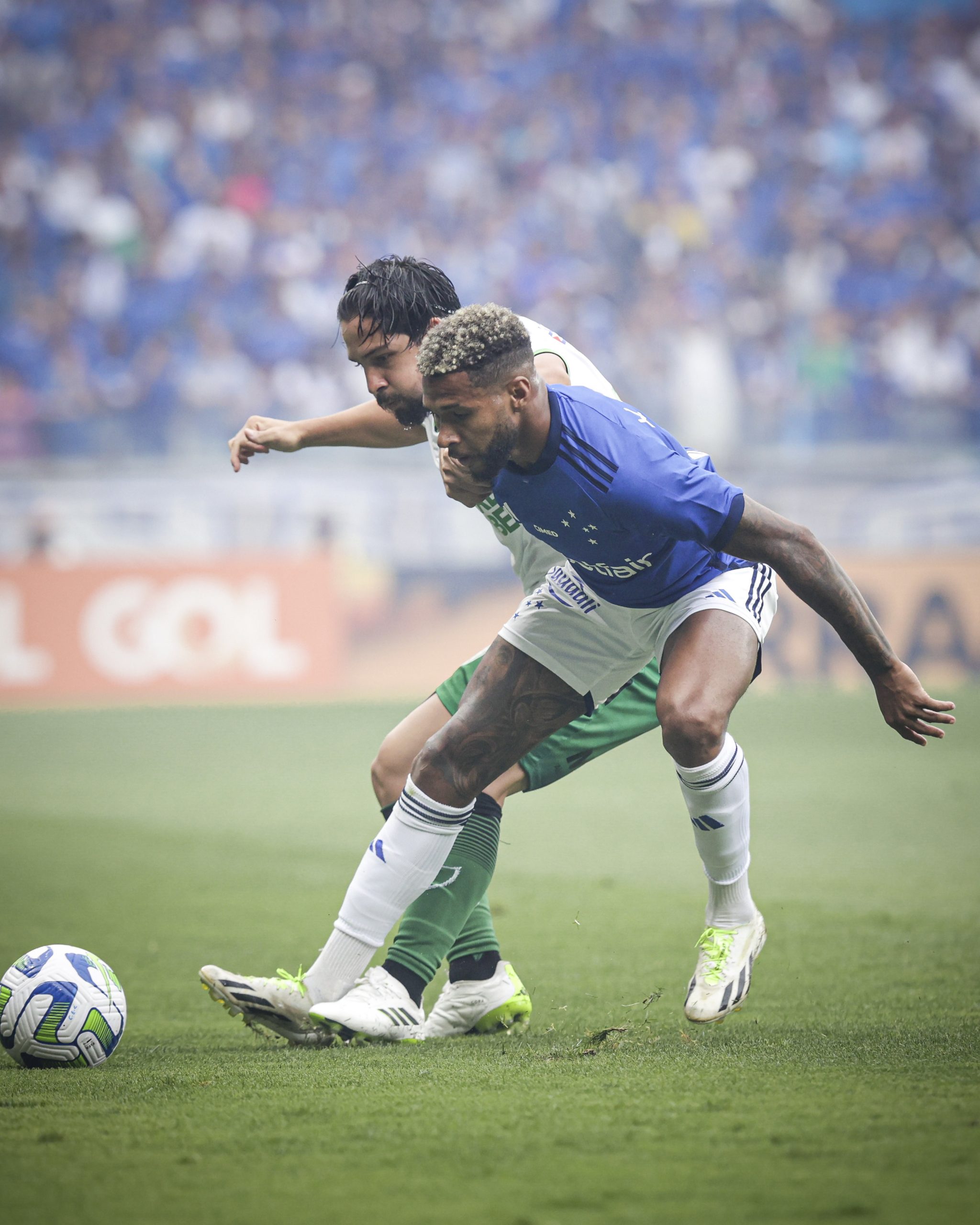 Benítez e Wesley em uma disputa de bola no Mineirão (Foto: Staff Images/Cruzeiro)