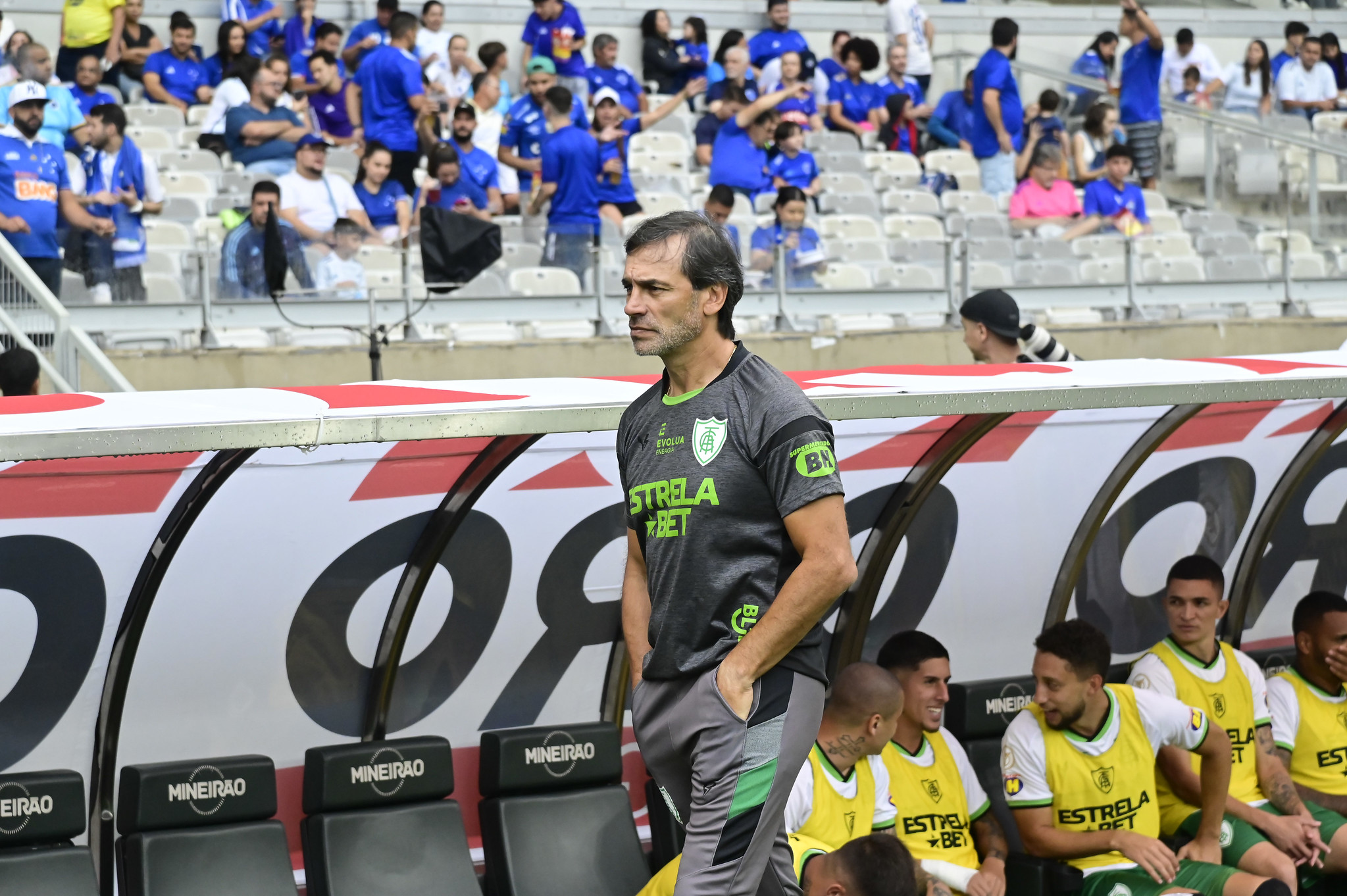 Técnico Fabián Bustos à beira do gramado no Mineirão (Foto: Mourão Panda/América)