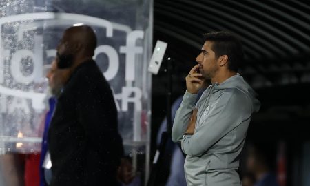 Abel Ferreira durante o confronto contra o Red Bull Bragantino pelo Brasileirão. (FOTO: Cesar Greco/Palmeiras).