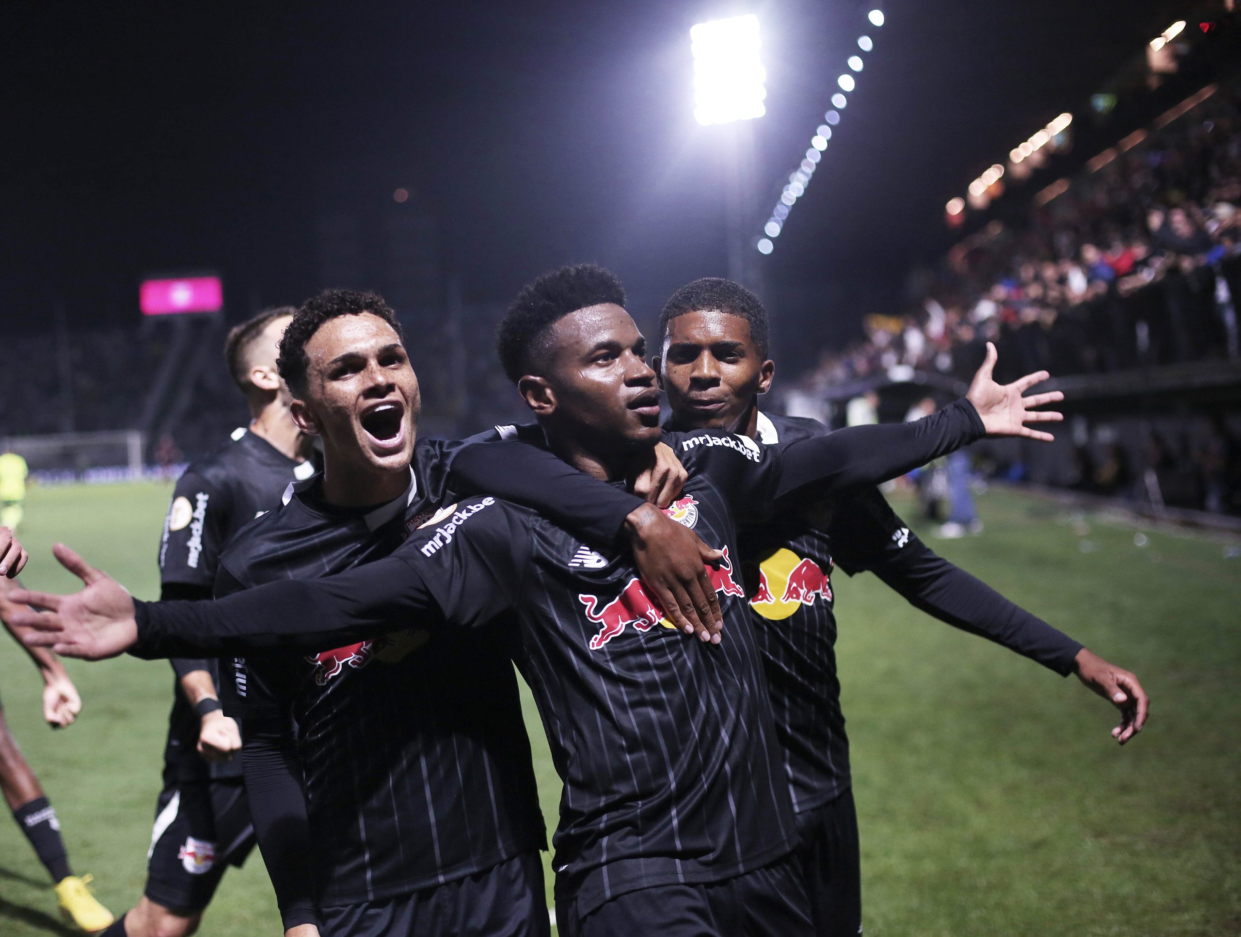 Gustavinho, Eric Ramires e Bruninho; (Foto de Ari Ferreira/Red Bull Bragantino)