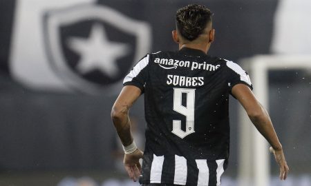 Tiquinho Soares depois de marcar o gol de empate sobre o Goiás. (Foto: Vitor Silva/Botafogo.)