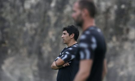 Lúcio Flávio e Joel Carli dando treino para a equipe do Botafogo. (Foto: Vitor Silva/Botafogo.)