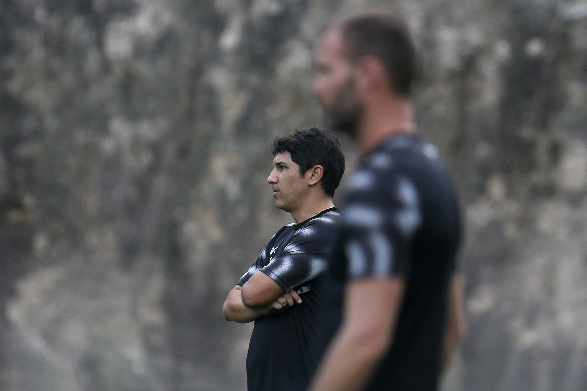 Lúcio Flávio e Joel Carli dando treino para a equipe do Botafogo. (Foto: Vitor Silva/Botafogo.)
