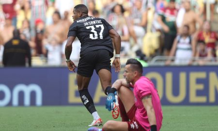 Júnior Santos depois de abrir o placar para o Botafogo no clássico. (Foto: Vitor Silva/Botafogo.)