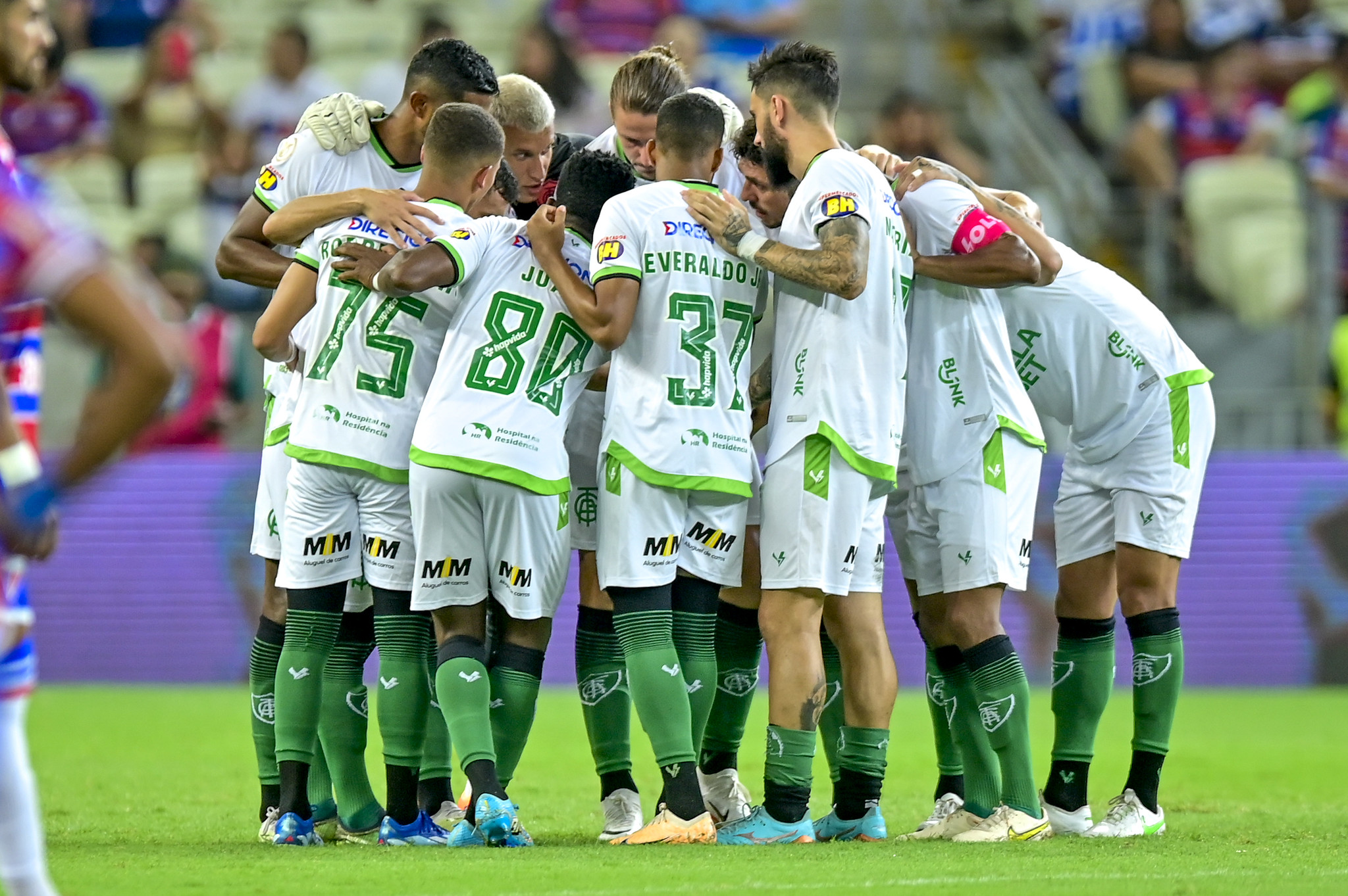 Jogadores do América reunidos no gramado (Foto: Mourão Panda/América)