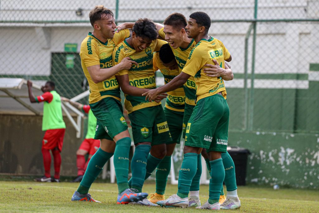 Nova joia? Pedro Felipe, zagueiro da base do Palmeiras, possui