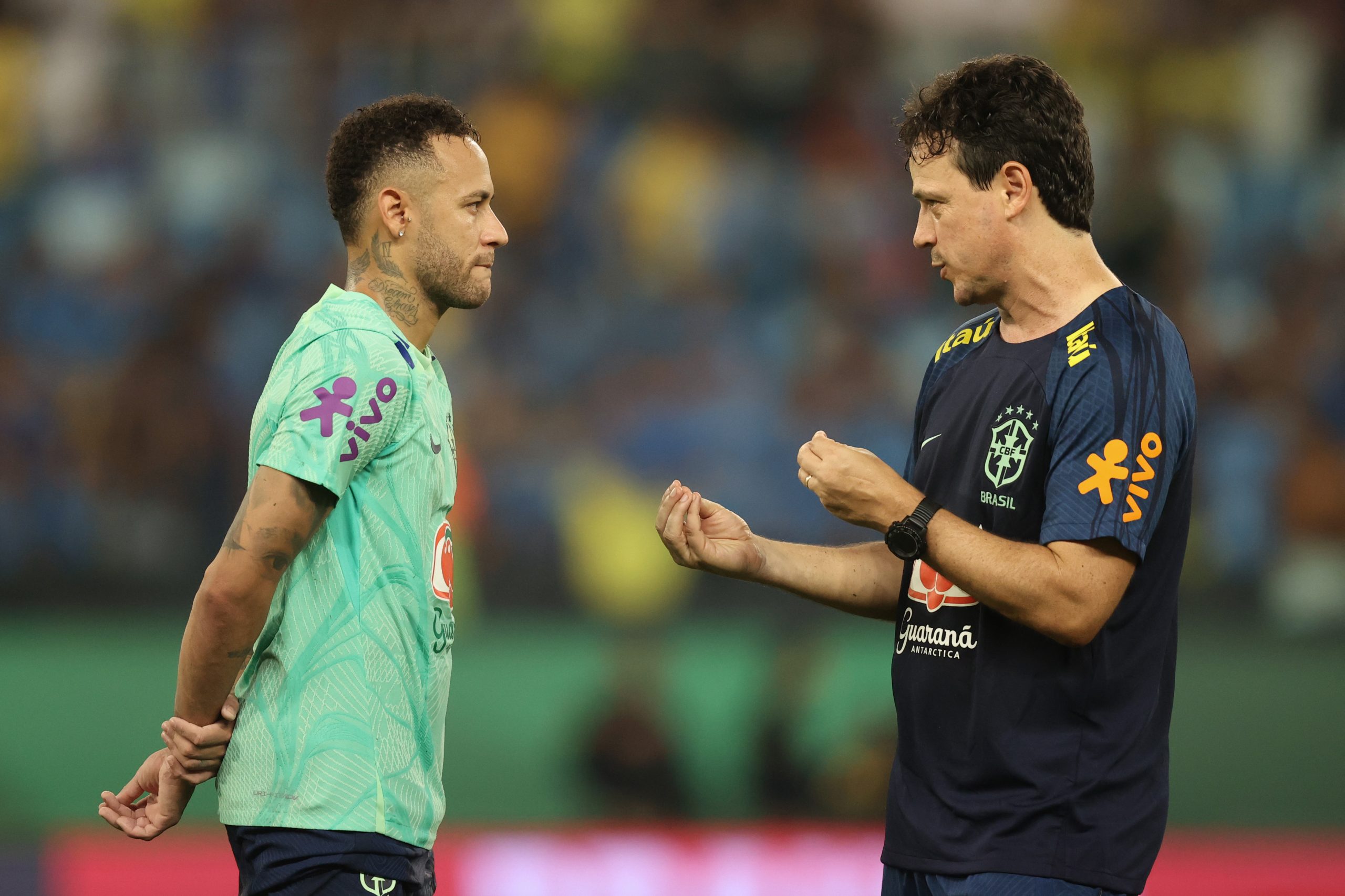 Neymar e Fernando Diniz no treino da Seleção Brasileira em Cuiabá - (Foto: Vitor Silva/CBF)