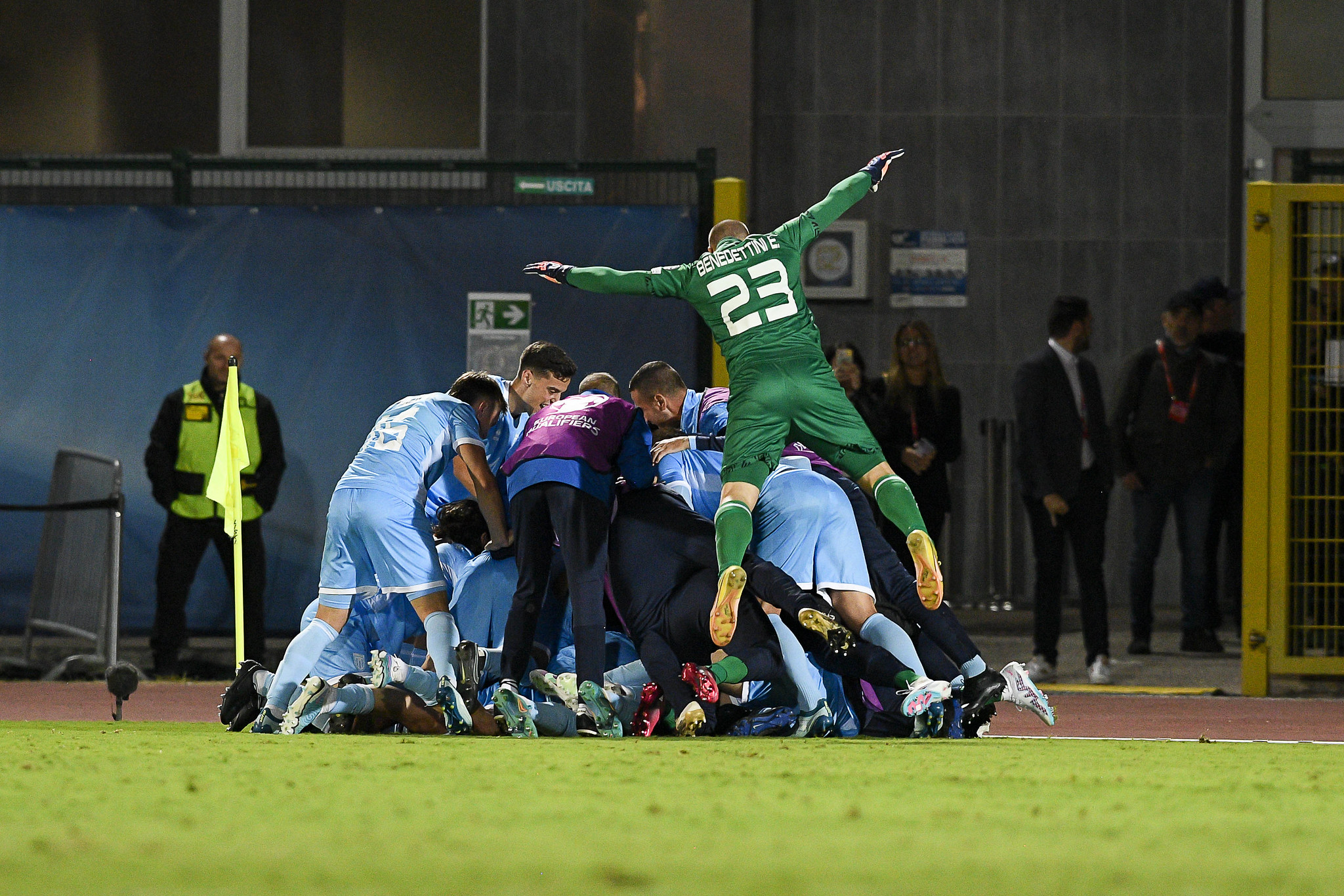 Jogadores de San Marino comemoram gol marcado sobre Dinamarca (Divulgação/FSGC)