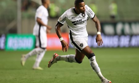 Júnior Santos comemora gol diante do América-MG (FOTO: VÍTOR SILVA/BOTAFOGO)