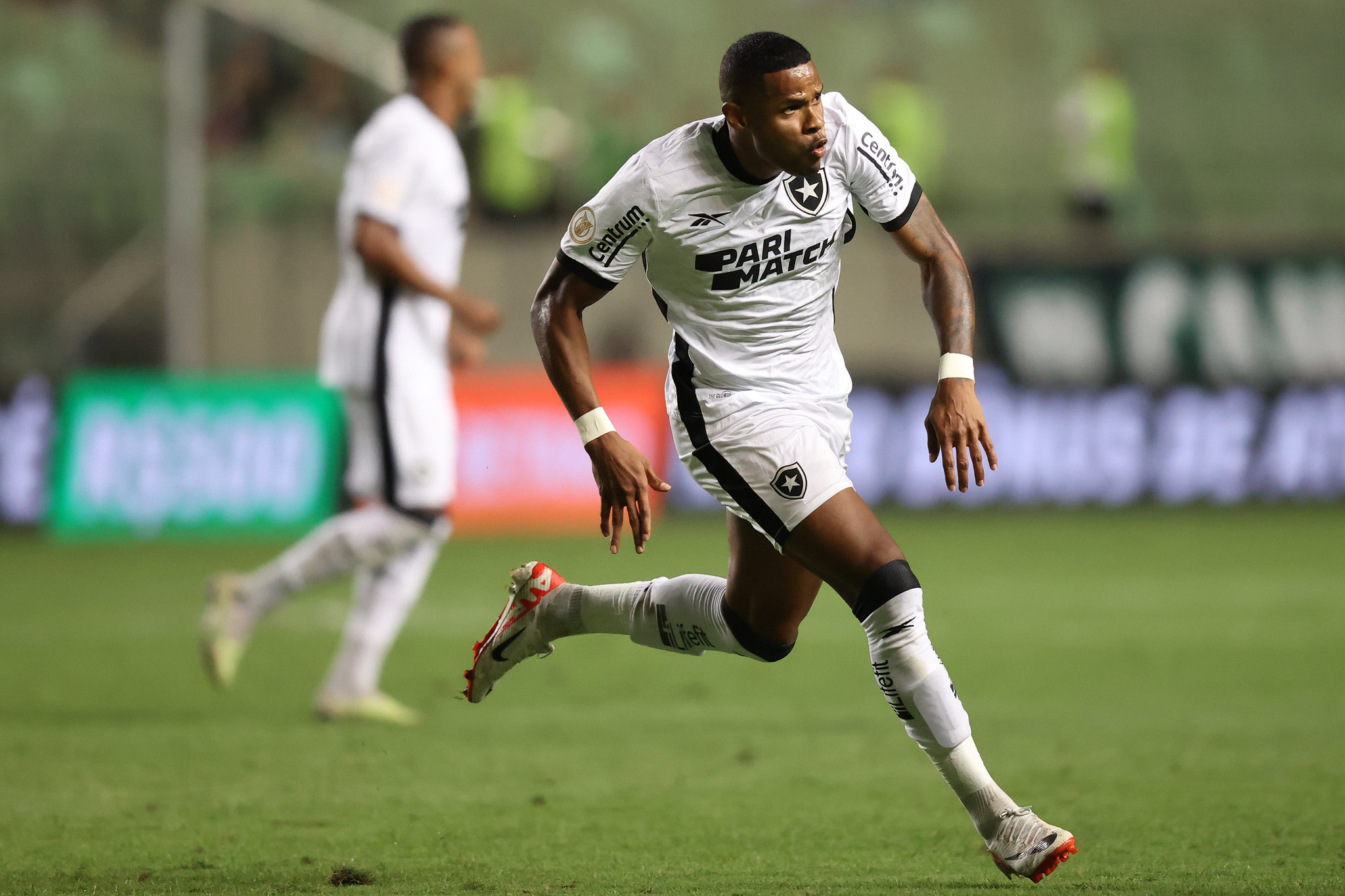 Júnior Santos comemora gol diante do América-MG (FOTO: VÍTOR SILVA/BOTAFOGO)