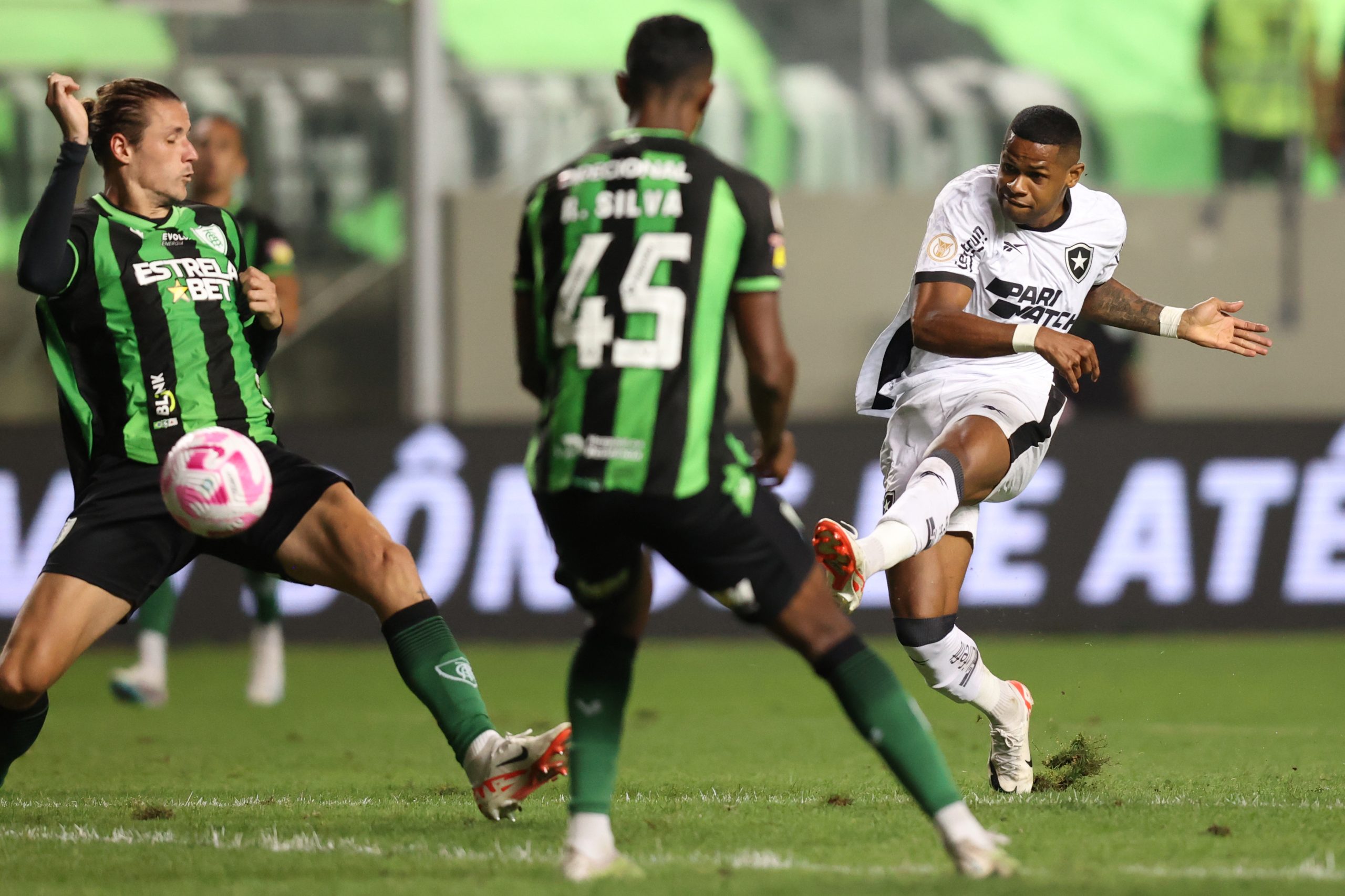Júnior Santos marcou os gols da vitória do Botafogo (Foto: Vitor Silva/Botafogo)