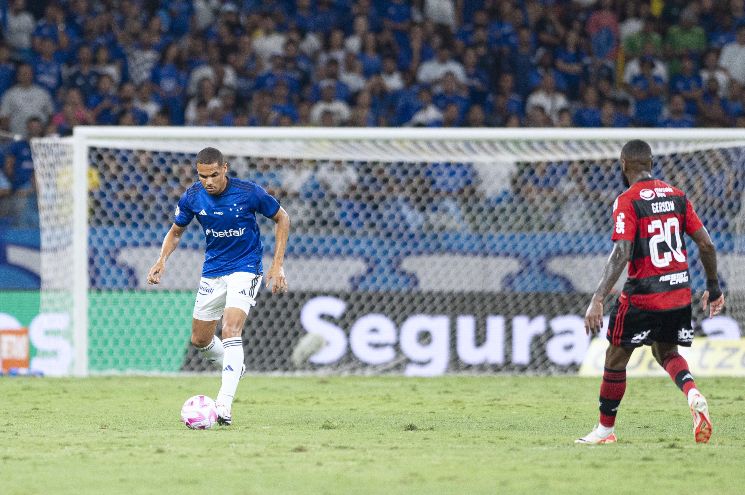 Neris cometeu pênalti ainda no primeiro tempo e não fez boa partida (Foto: Divulgação/Staff Images/Cruzeiro)