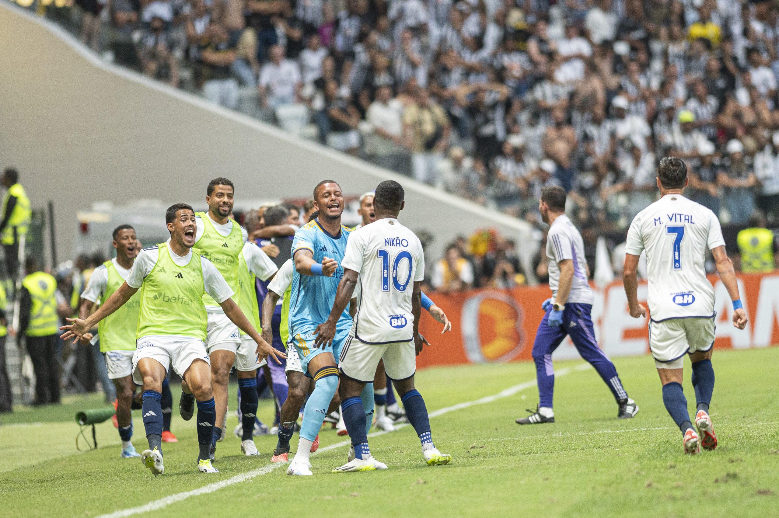 Jogadores celebraram muito a vitória no primeiro clássico da Arena MRV (Foto: Divulgação/Staff Images/Cruzeiro)