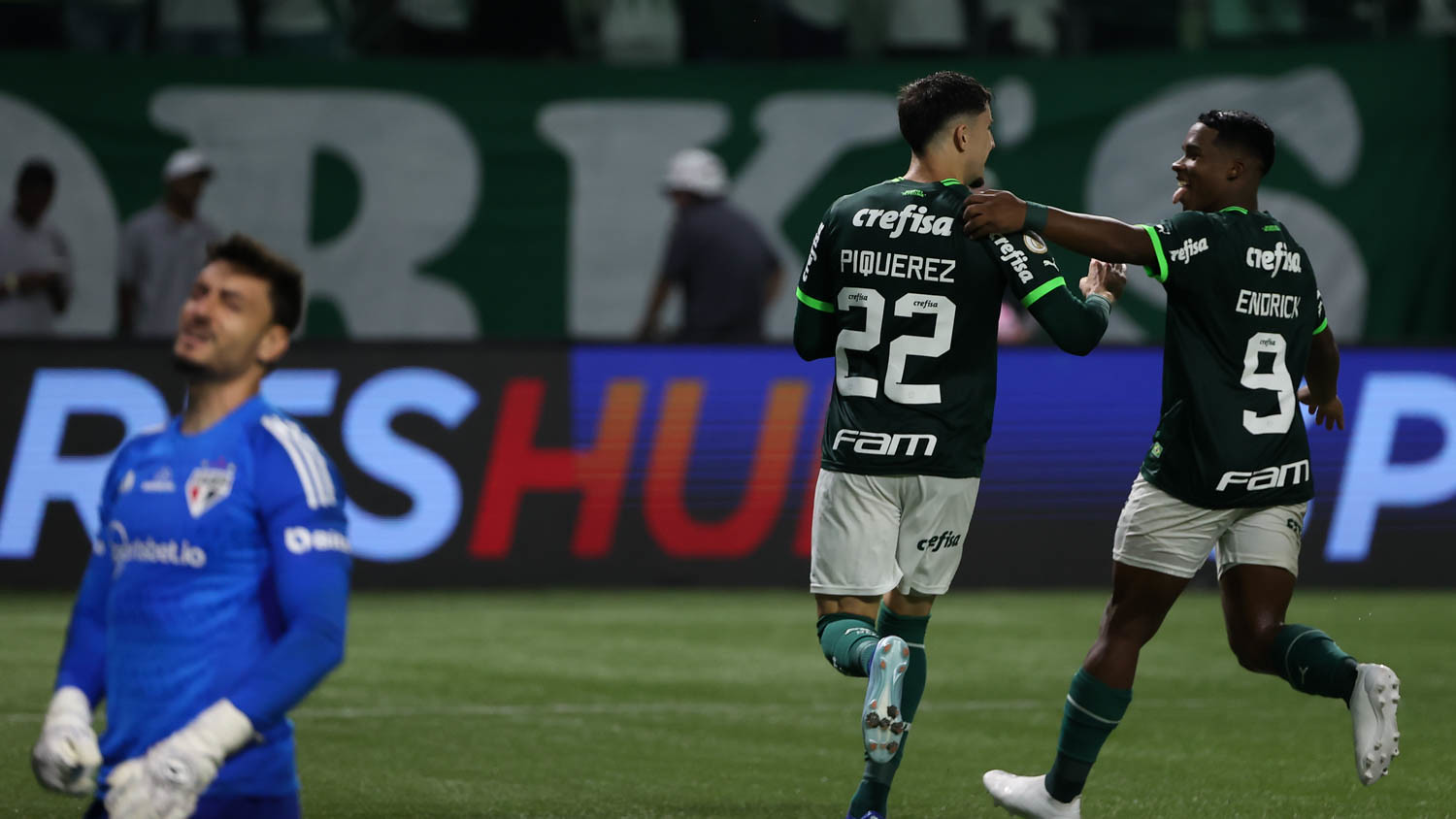 Piquerez e Endrick comemorando o terceiro gol da equipe no Choque-Rei. (Foto: Cesar Greco/Palmeiras).