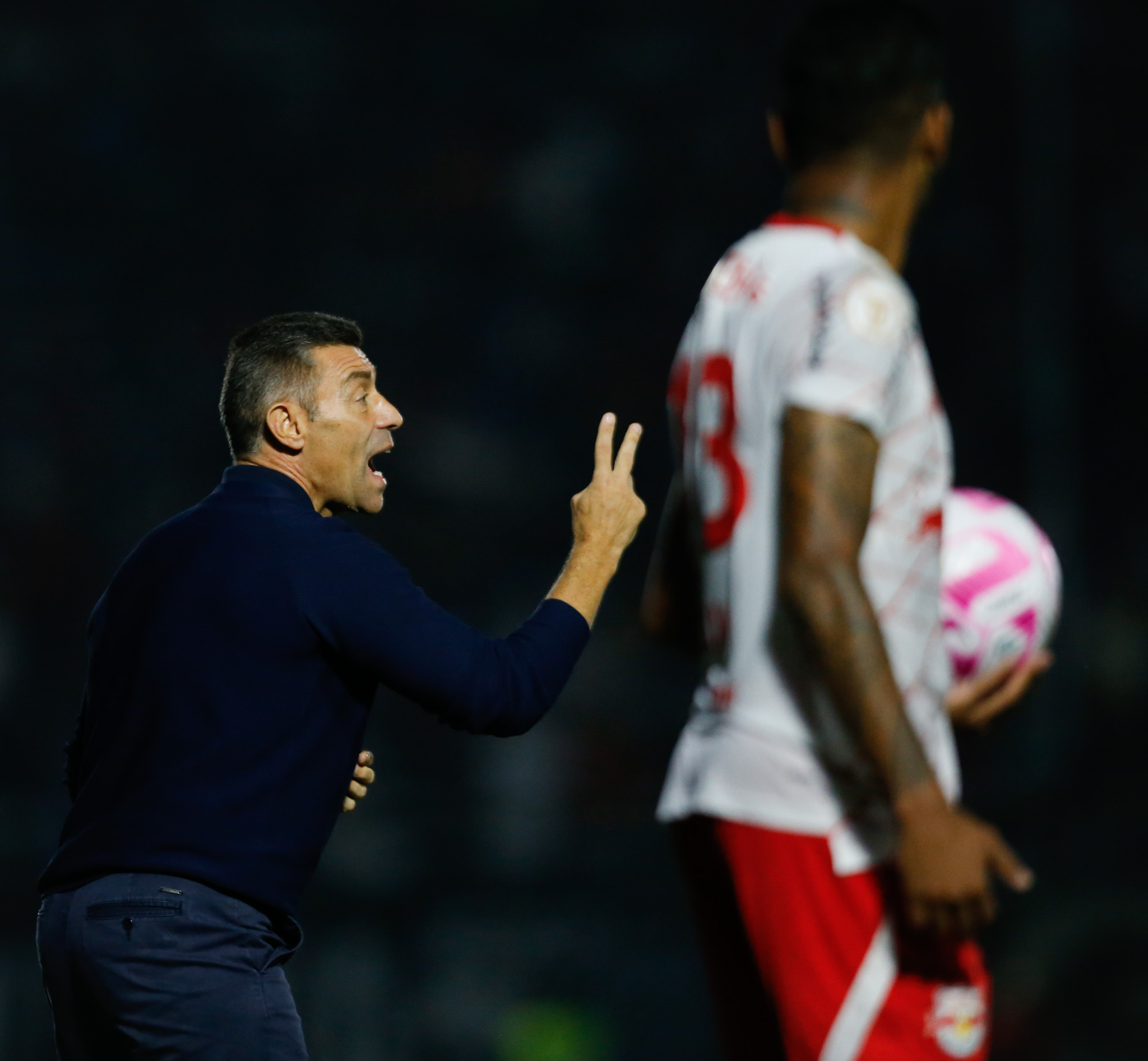 Pedro Caixinha admitiu que o Braga teve uma atuação atípica durante a primeira etapa. (Foto: Ari Ferreira/Red Bull Bragantino)