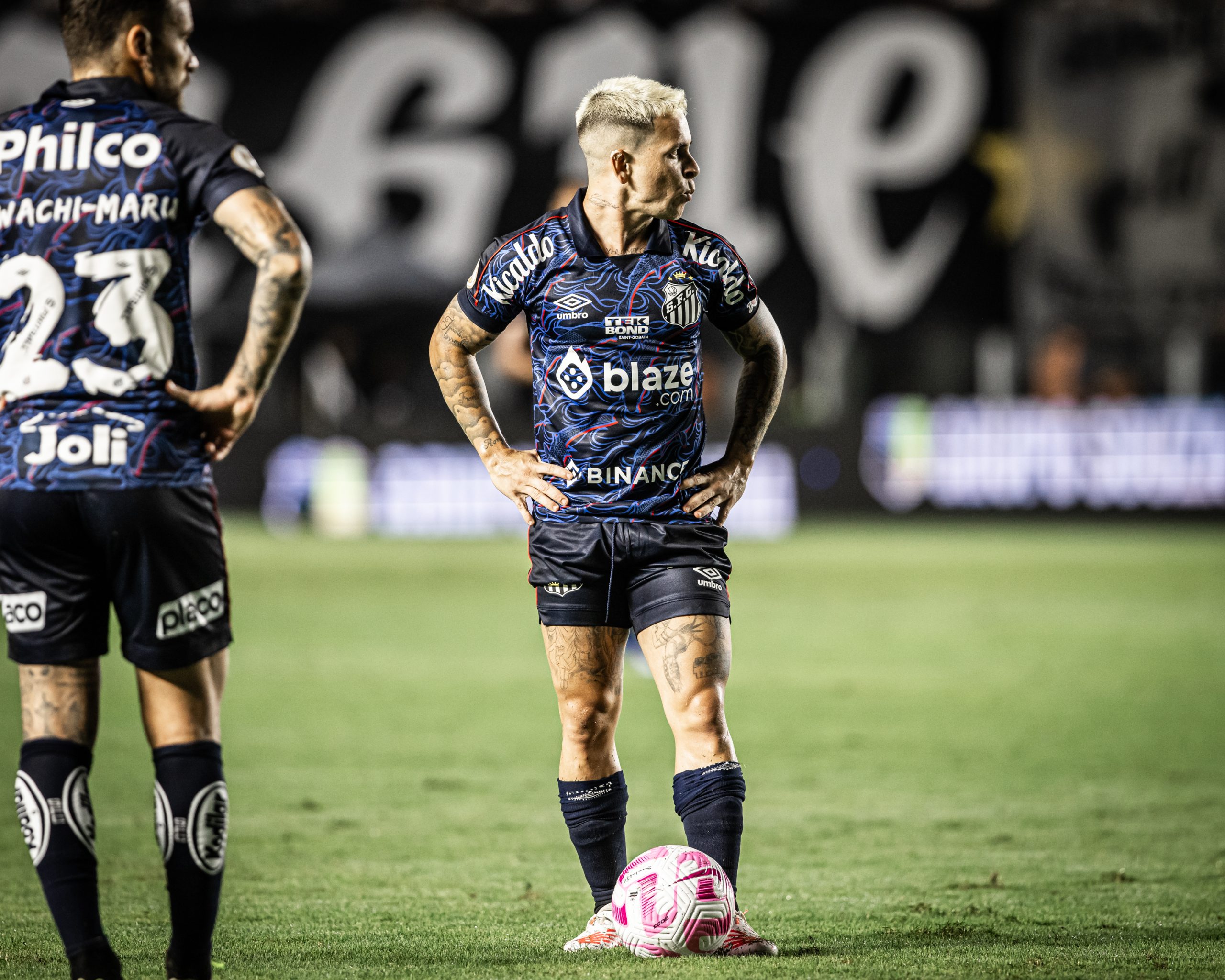 Em jogo dramático, Santos vence Coritiba e sai do Z-4