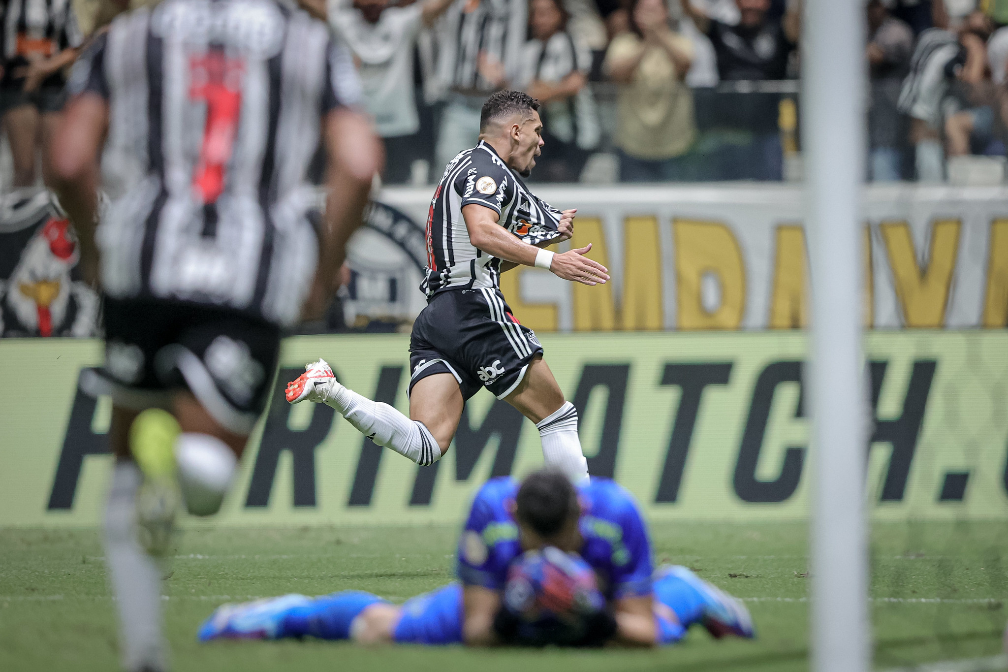 Paulinho anotou dois gols na vitória do Galo (Foto: Pedro Souza / Atlético)