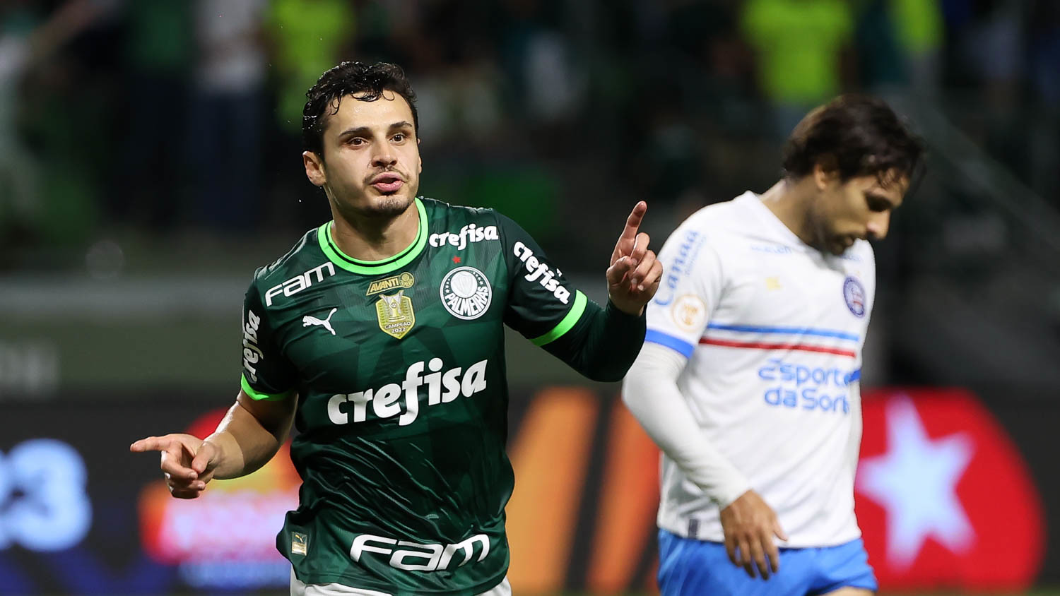 Raphael Veiga durante a comemoração do gol que deu a vitória ao Verdão. (Foto: Cesar Greco/Palmeiras).