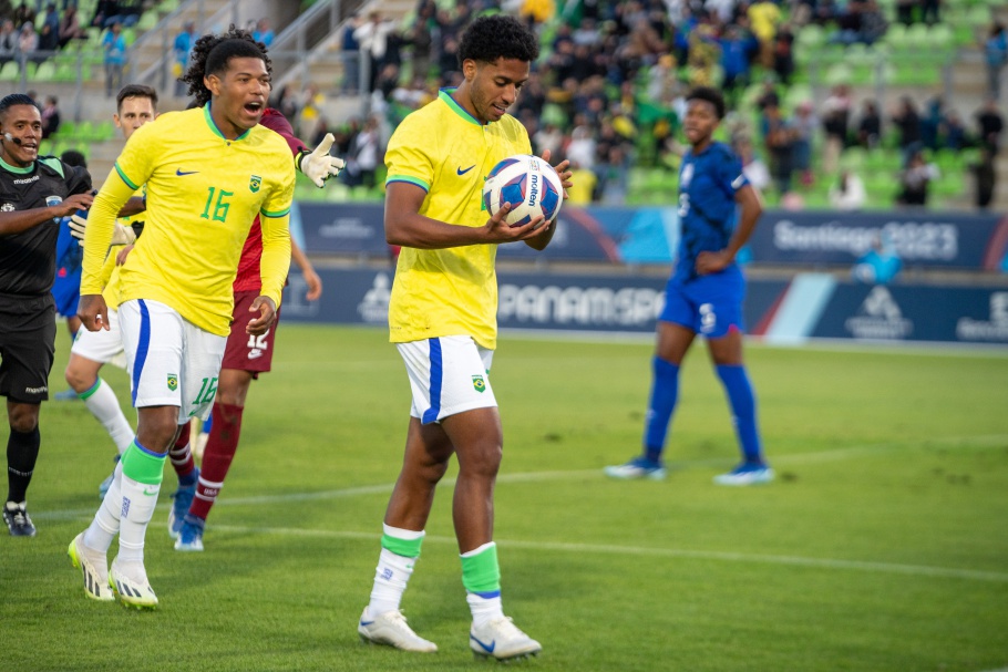 Zagueiro do Vasco garantiu os três pontos para o Brasil aos 42 do segundo tempo (Foto: Lesley Ribeiro/CBF)