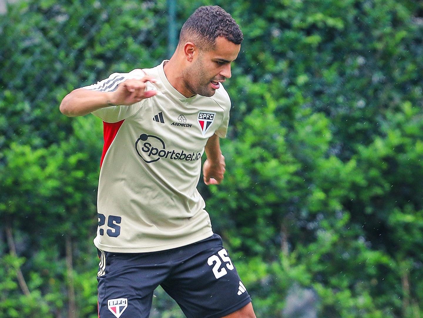 Alisson durante treino no CT da Barra Funda (Foto: saopaulofc)